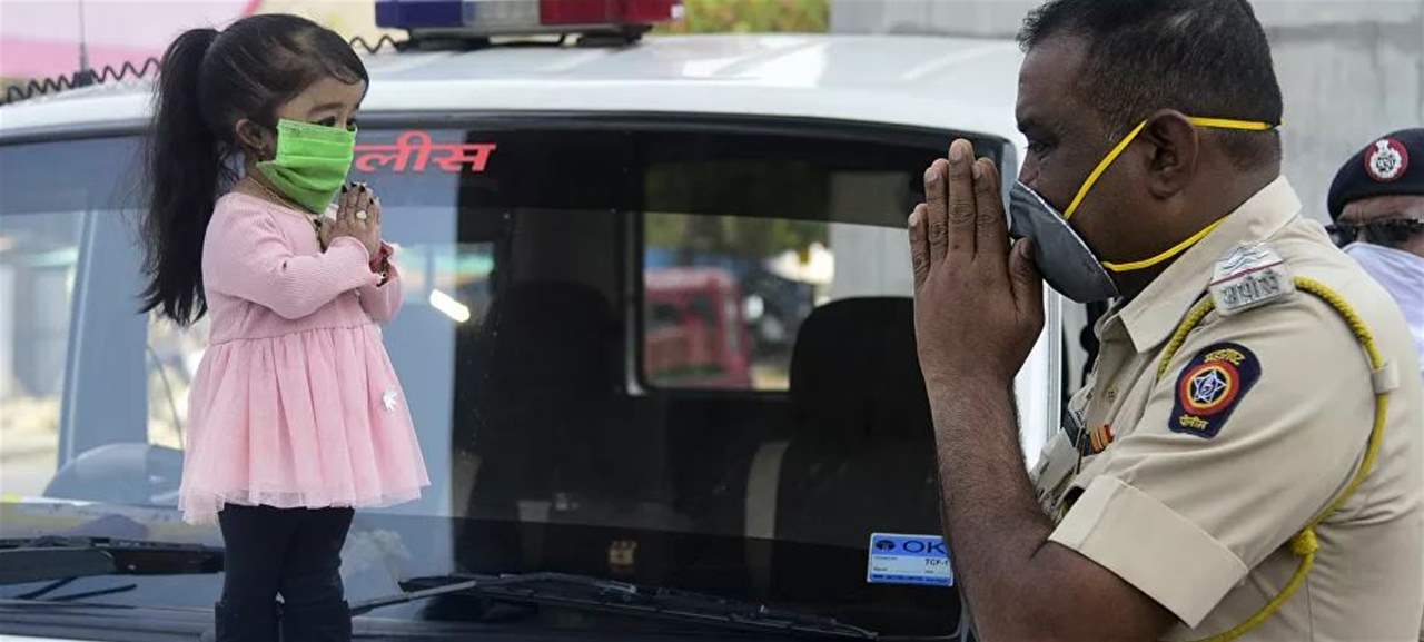 أقصر امرأة تناشد سكان بلدتها للبقاء في المنزل حتى انتهاء الوباء 