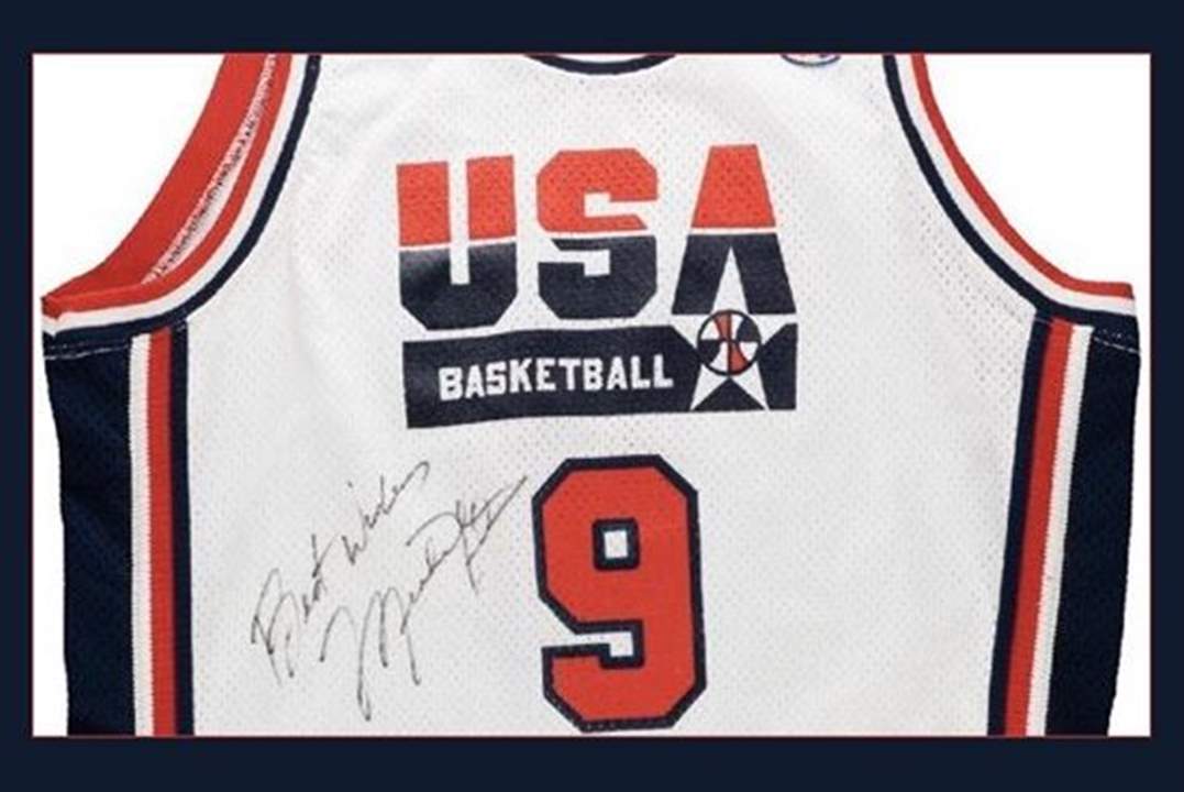 قميص لاعب تباع بالمزاد العلني بـ 216 ألف دولار !!