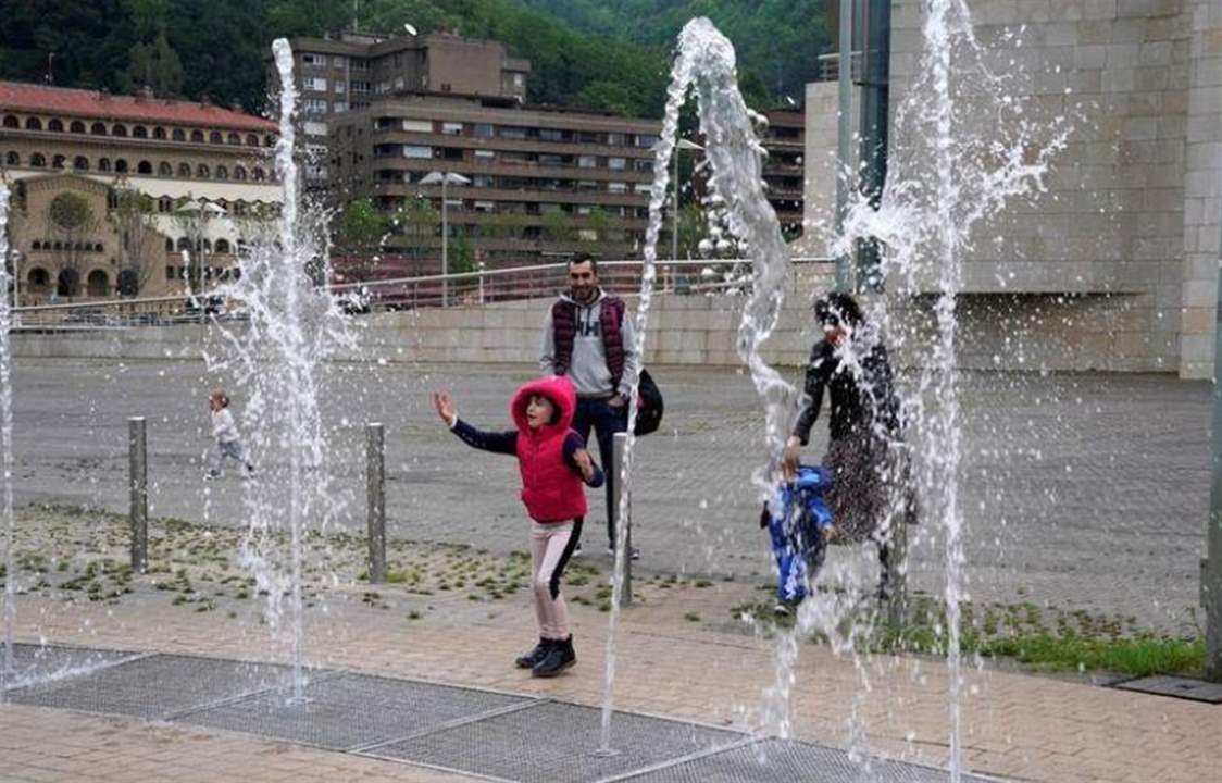 بعد ستة أسابيع من العزل العام... الأطفال في إسبانيا يعودون للهو واللعب