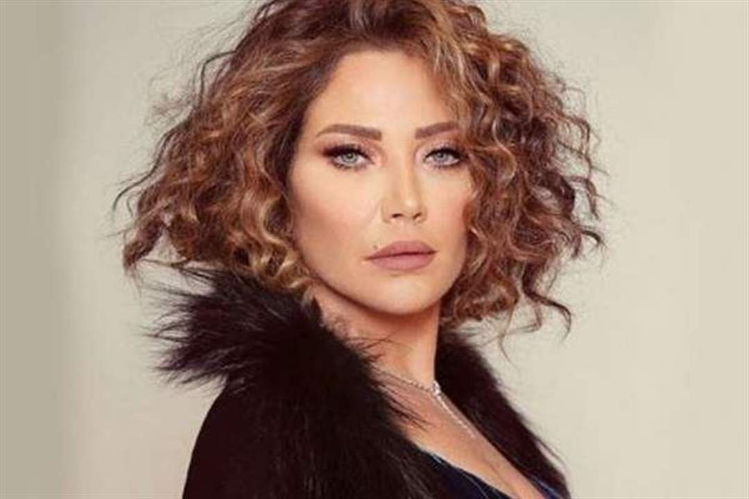 سلافة معمار متفاجئة بسبب "مسافة امان" وترد بطريقة غير متوقعة على شركة الإنتاج