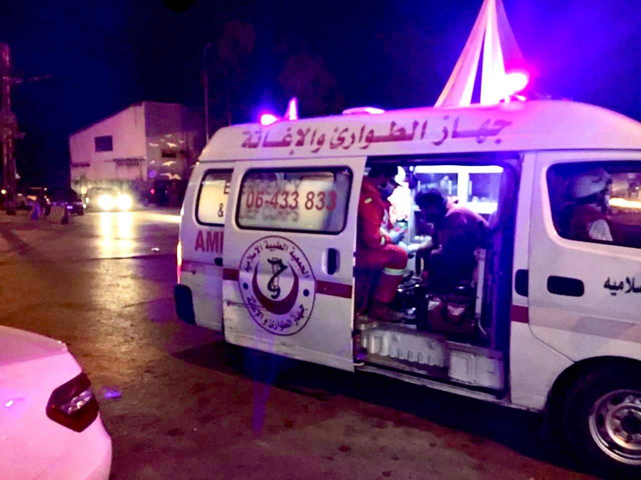 الطوارئ والإغاثة: نقل وإخلاء عدد من الجرحى والمحاصرين من جراء الاشتباك الحاصل بين الجيش اللبناني ومتظاهرين في محيط ساحة الشراع في الميناء في طرابلس 