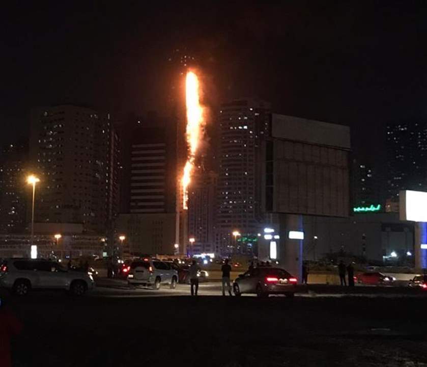 بالفيديو - حريق بواجهة أحد الأبراج السكنية بالشارقة 