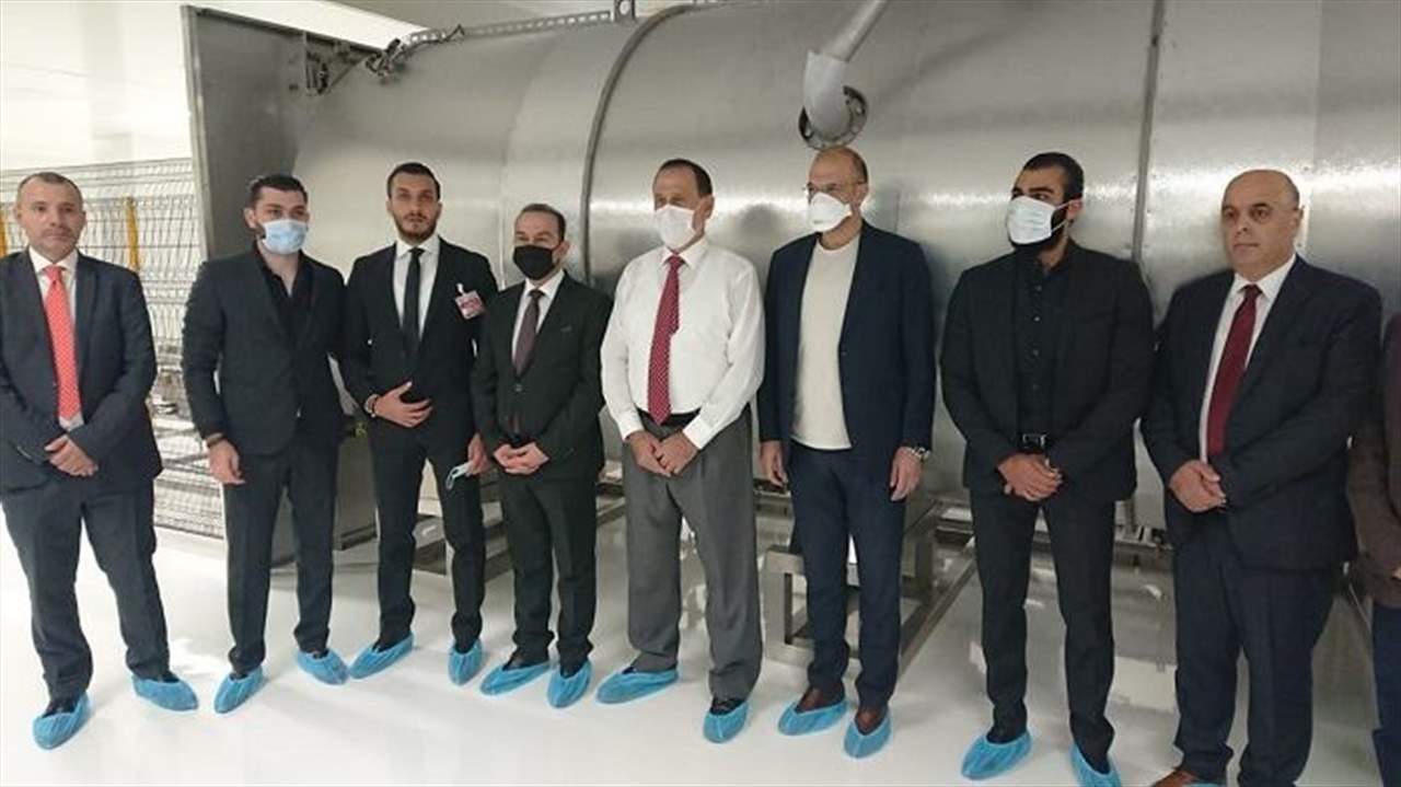 جولة لوزراء الصحة والصناعة والزراعة ومحافظ بعلبك الهرمل  على أقسام معمل الامصال في سرعين