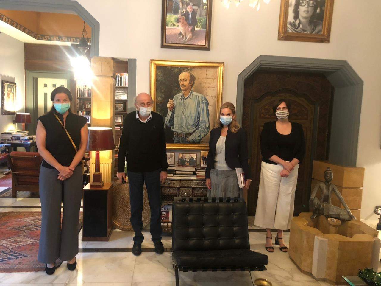 جنبلاط عرض الأوضاع مع سفراء النروج وسويسرا وكندا