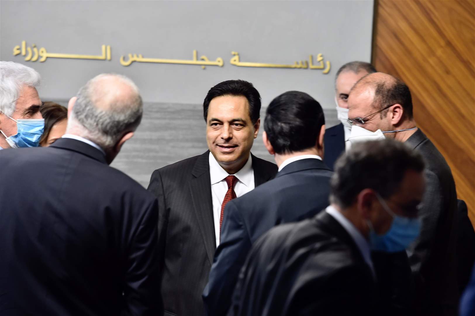 رئيس الحكومة حسان دياب يعلن إعادة فتح البلد  