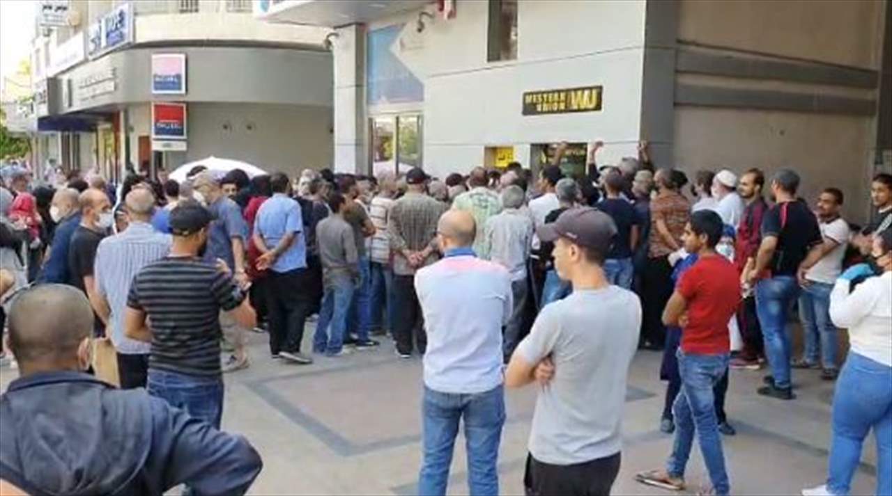 ازدحام شديد للفلسطينيين أمام مكاتب سحب الأموال في صيدا