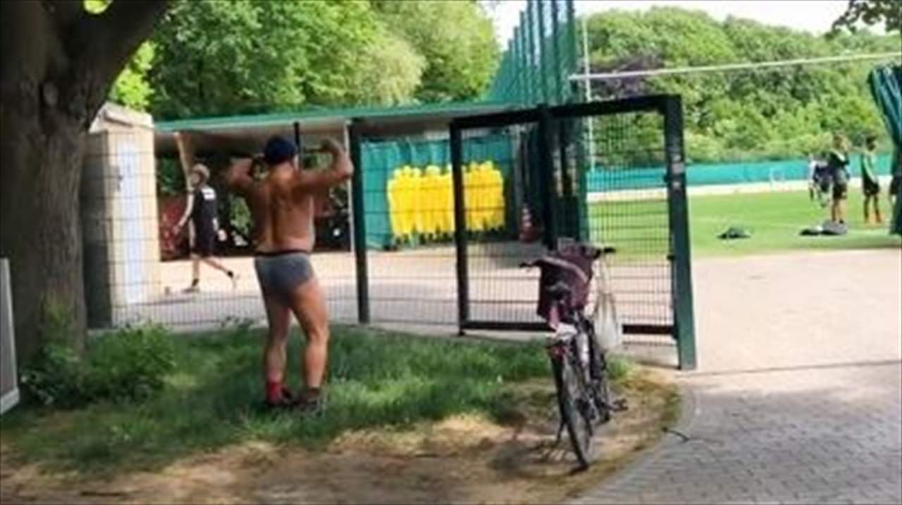 صورة: ليست المرّة الأولى .. رجلٌ عجوز يتعرّى تماماً أمام ملعب هانوفر