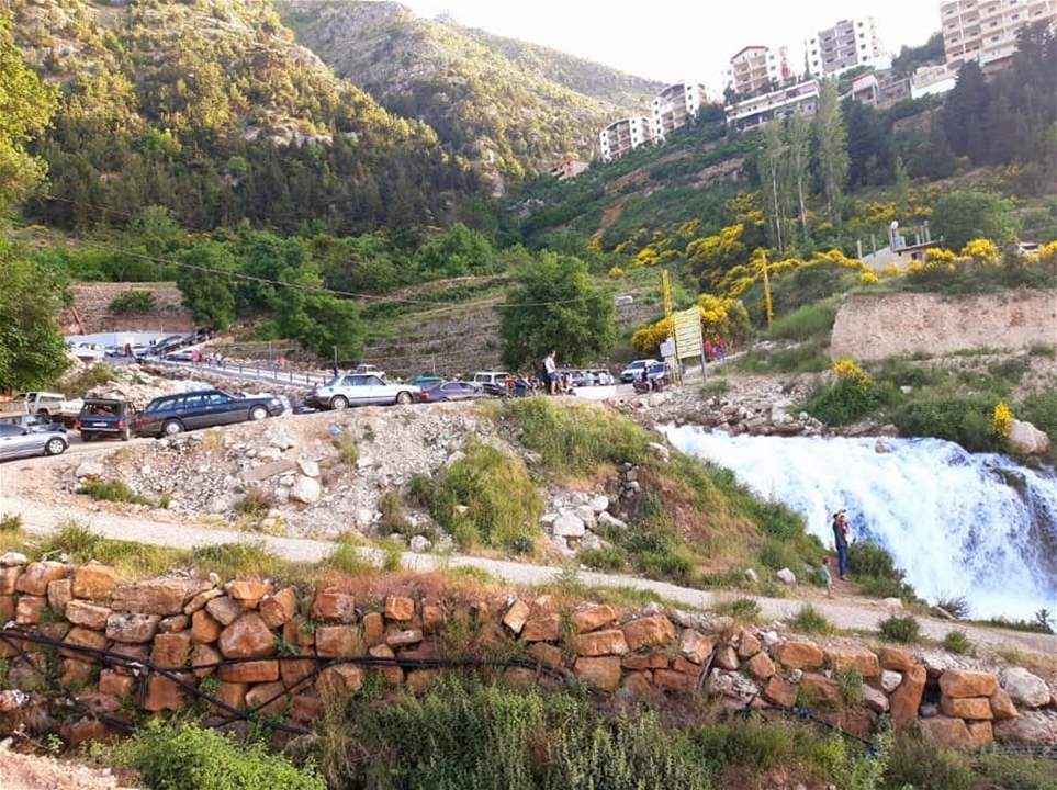 تفجّر للمياه في نبع القسام يجذب عدداً كبيراً من المواطنين 