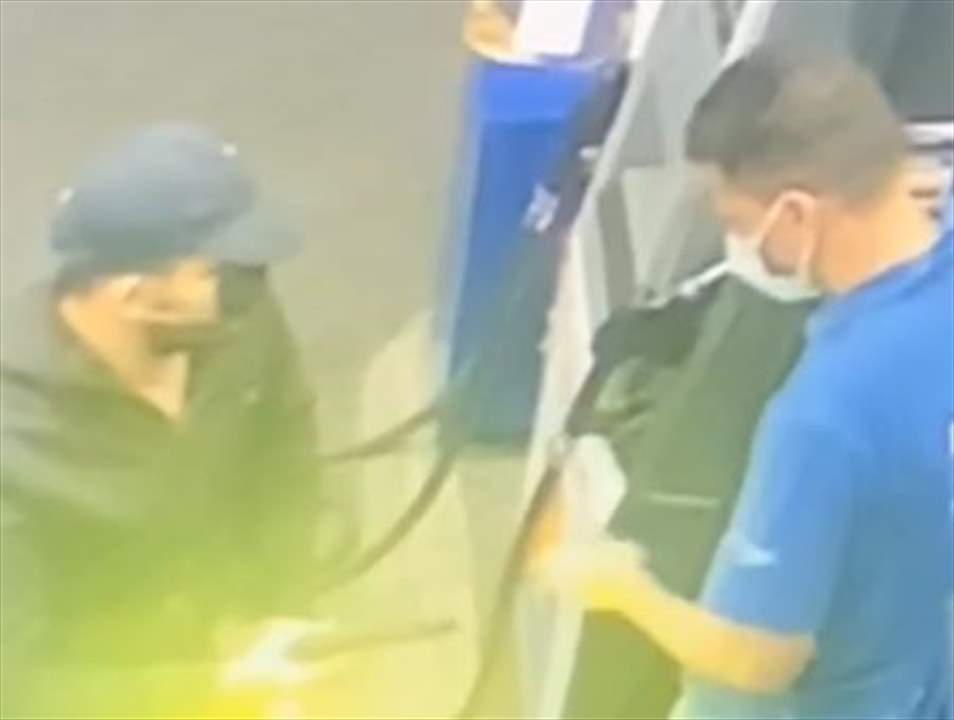 بالفيديو- سطو مسلح على محطة وقود في كورنيش المزرعة... اشهر مسدسه بوجه العامل واجبره على اعطائه المال