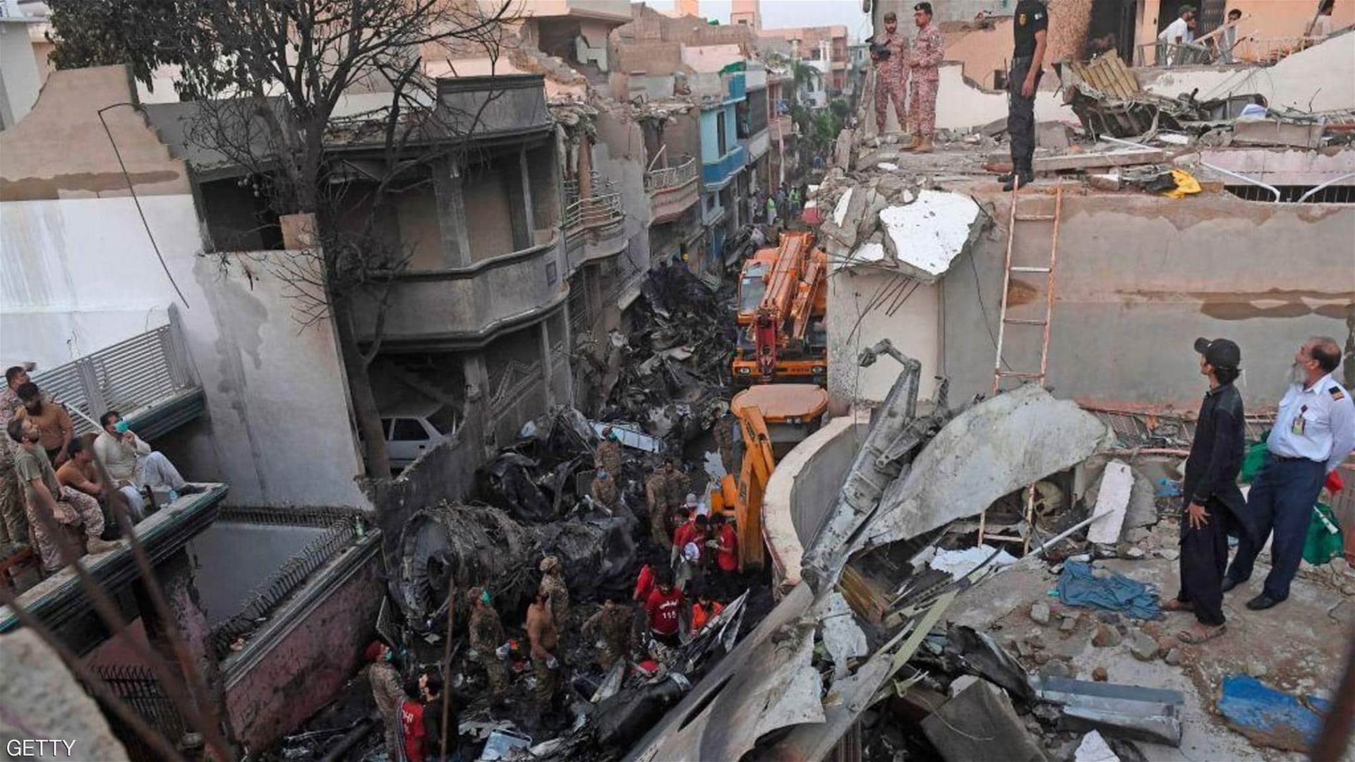80 قتيلاً على الأقل وناجيان حصيلة الطائرة المنكوبة في كراتشي