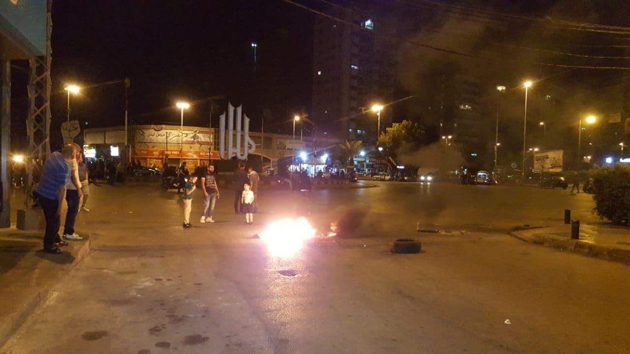 مراسل "الجديد": محتجون يشعلون الإطارات عند مدخل ساحة عبد الحميد كرامي في طرابلس
