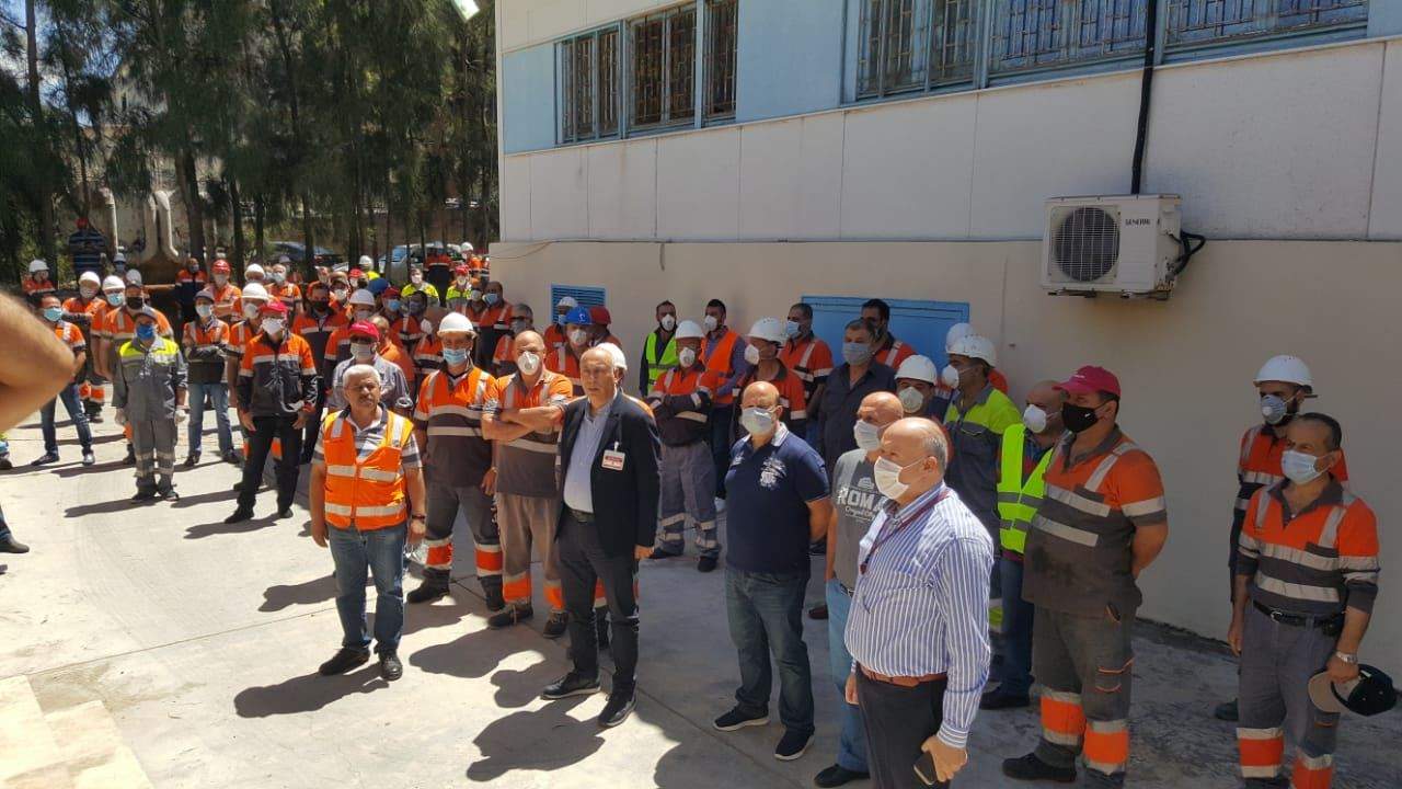 مراسل "الجديد": عمال وموظفو شركة "هولسيم" المهددة بالاقفال يعتصمون امام مبنى الشركة في شكا للمطالبة بحل قضيتهم باسرع وقت