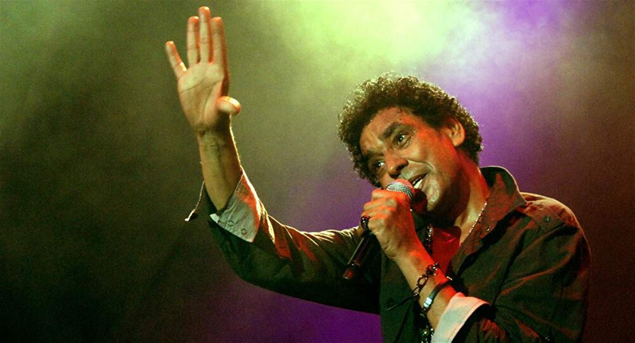 محمد منير يبكي في أول حفل "أونلاين" له بعد خضوعه لعملية جراحية .. ما السبب؟