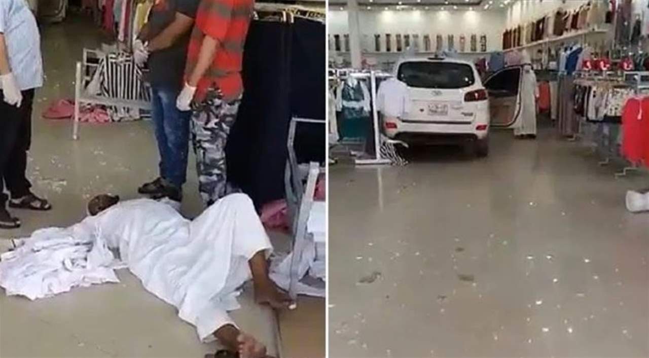سيارة تقتحم متجرا للملابس وتصدم أحد الأشخاص 