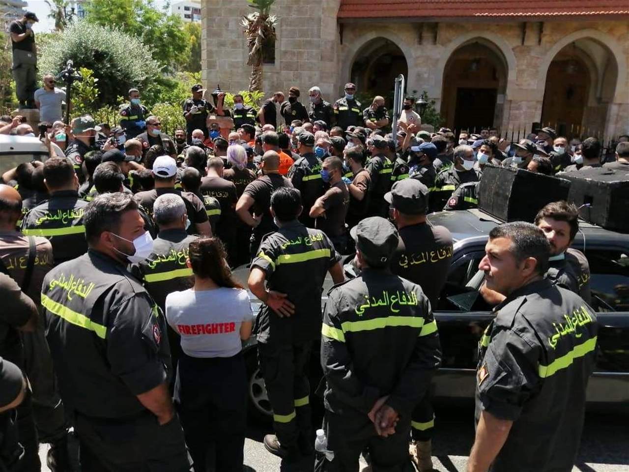  اعتصام لعناصر الدفاع المدني أمام وزارة الداخلية طالبوا بانصافهم واقرار تثبيتهم