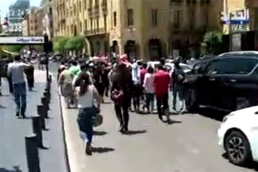 المتظاهرون يتوافدون  الى ساحة الشهداء احتجاجاً على الواقع الاقتصادي والمعيشي