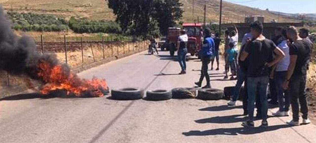 قطع طريق عام وادي خالد بالإطارات المشتعلة إحتجاجا على إرتفاع سعر صرف الدولار وتردي الوضعين الإقتصادي والمعيشي