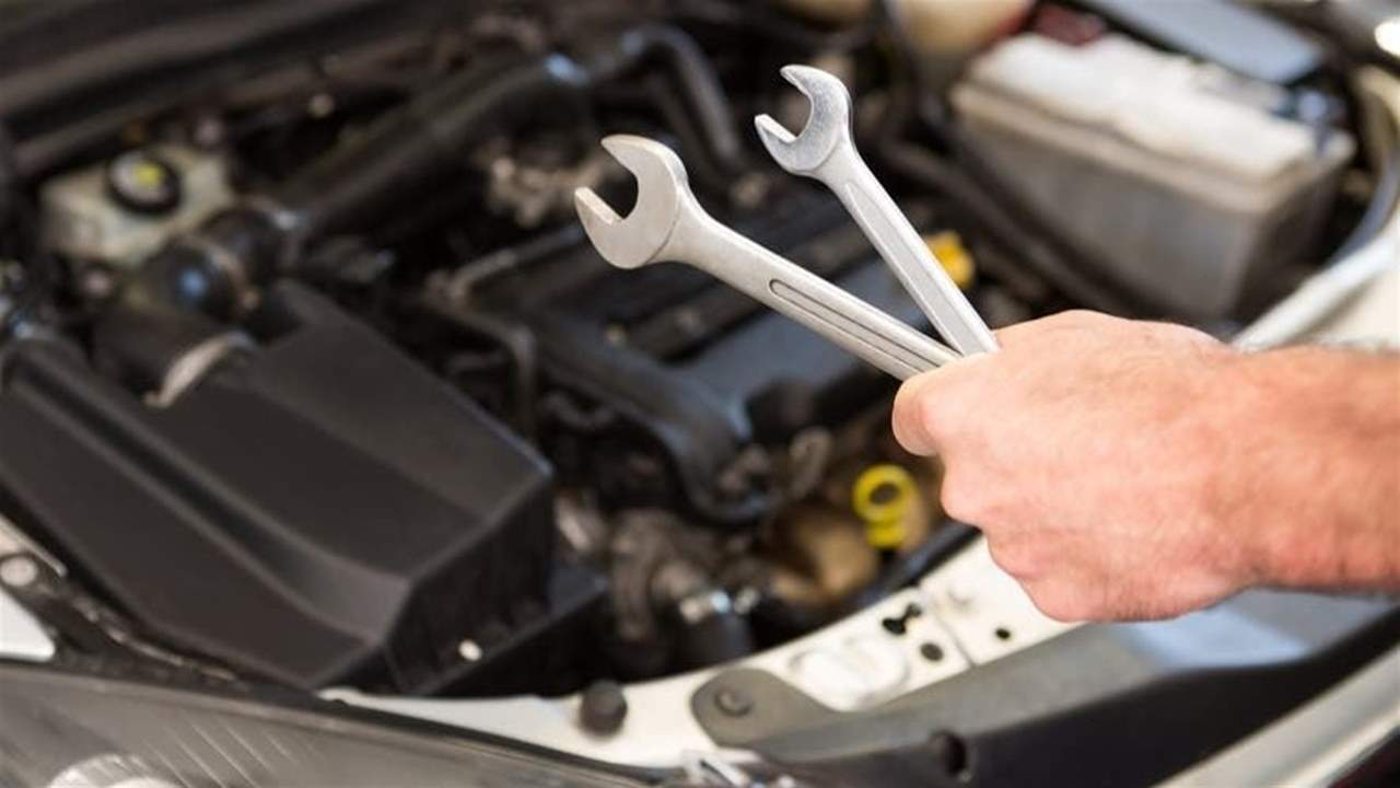 مصرع شاب تحت سيارة كان يعمل على إصلاح عطل فيها