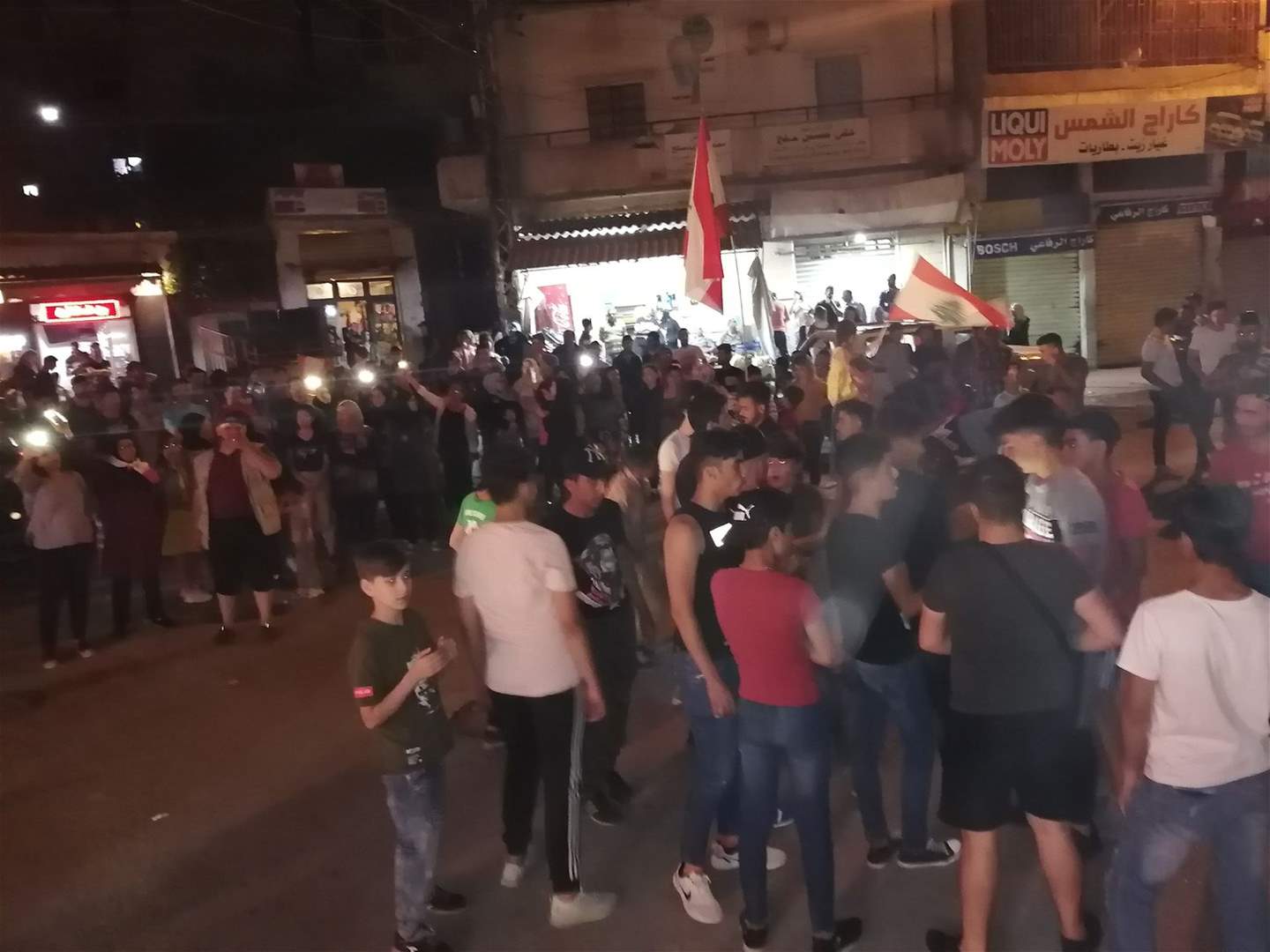  محتجون يقطعون طريق شارع بشارة الخوري في ساحة ناصر في بعلبك