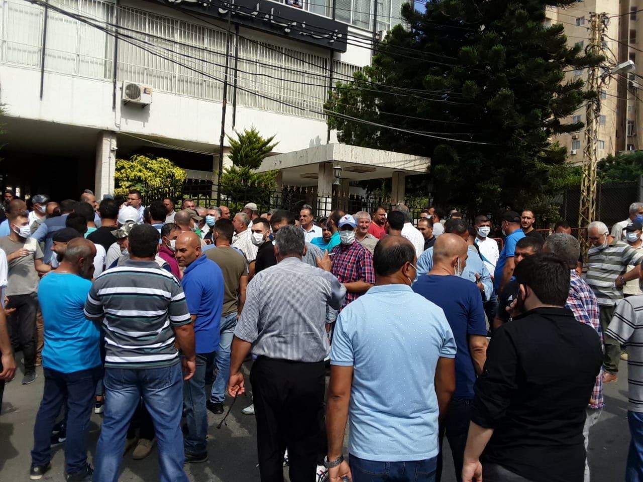 بالصور- عمال مياه صيدا ينفذون اعتصاماً امام مبنى المؤسسة ضد الفساد بالمصلحة