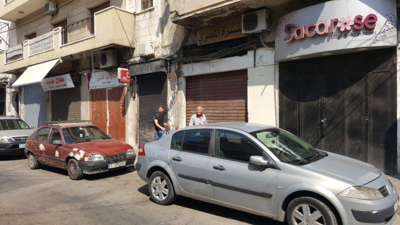 مراسل "الجديد": اصحاب المحلات في شارع الكنائس بطرابلس يقفلون متاجرهم احتجاجا على الاوضاع المعيشية