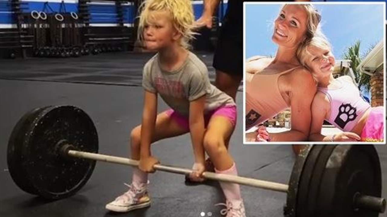 فتاة بسنّ السابعة ترفع أثقالاً كبيرة تثير جدلاً واسعاً