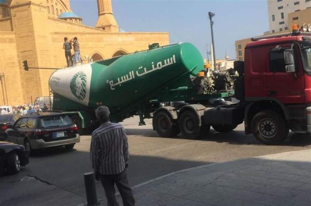 الوكالة الوطنية: سائقو الشاحنات التابعون لشركات الإسمنت أقفلوا الطرق في وسط بيروت احتجاجا على عدم السماح لشركة الترابة الوطنية السبع باستثمار المقالع