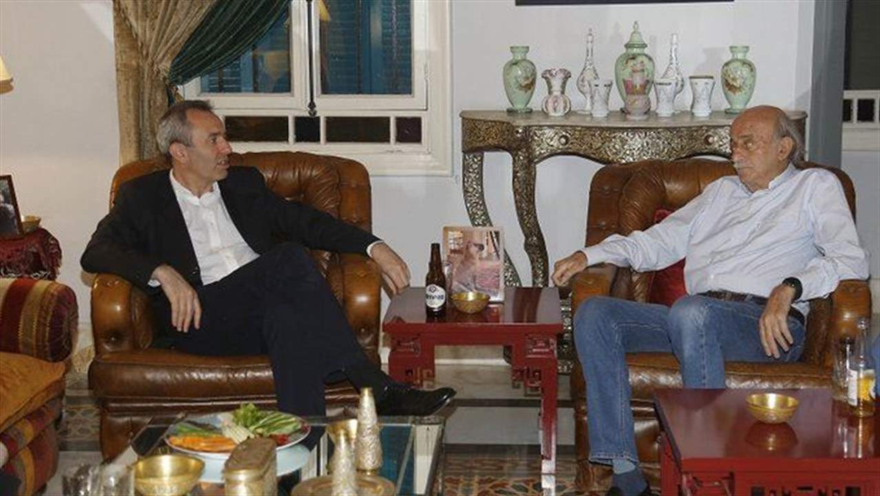  جنبلاط عرض مع السفير البريطاني التطورات والمستجدات العامة