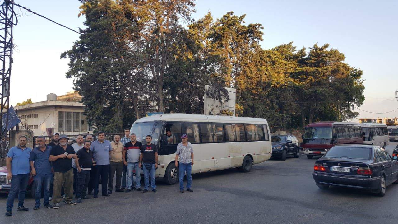  السائقون العموميون أقفلوا مداخل "النافعة" في طرابلس