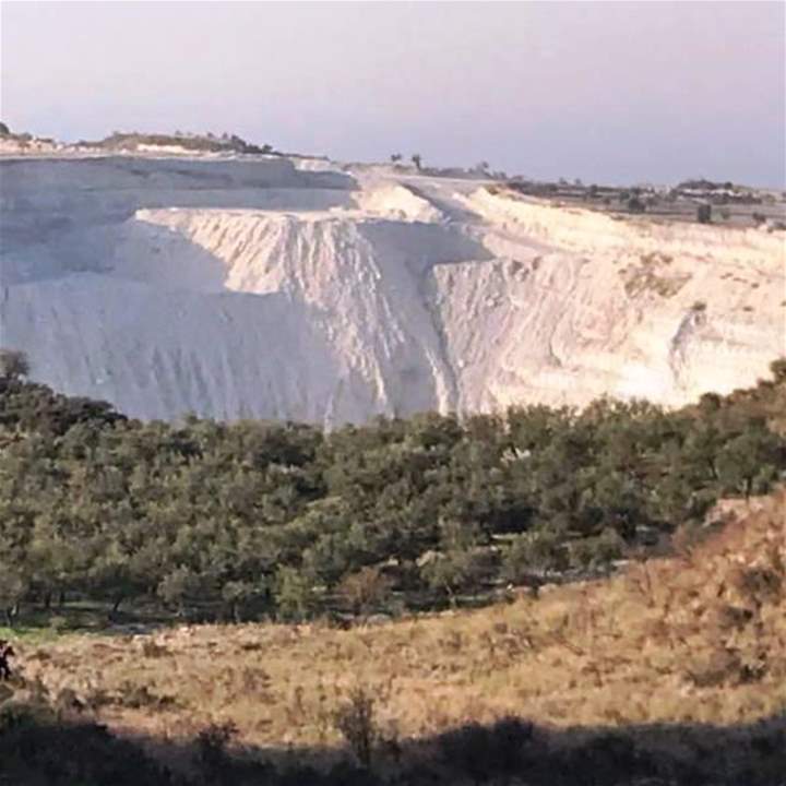 لجنة كفرحزير البيئية: عودة العمل في مقالع شركات الترابة المخالفة عدوان على الكورة