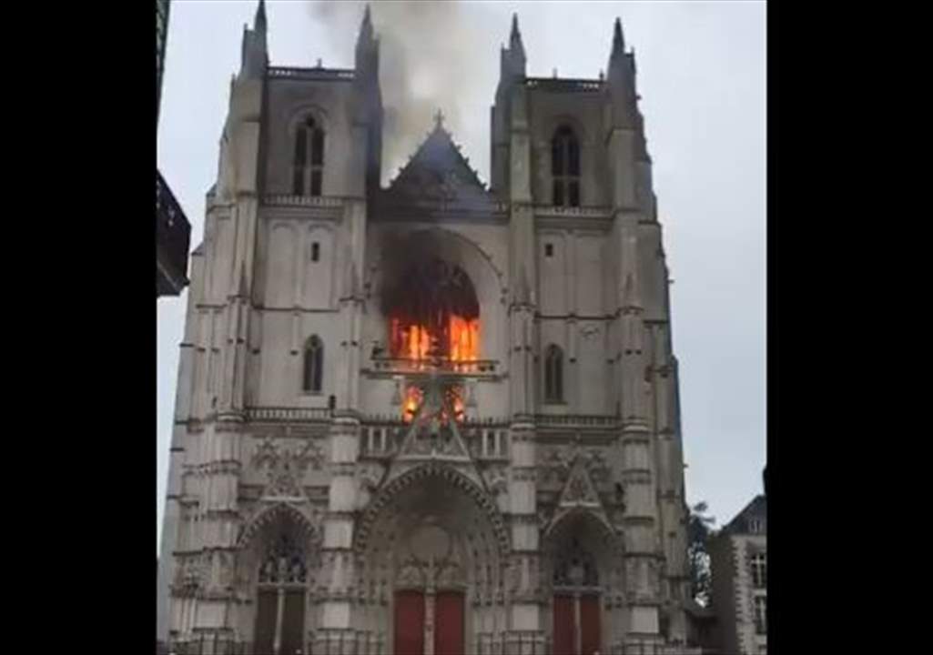 بالفيديو- النيران تلتهم كاتدرائية تاريخية في فرنسا