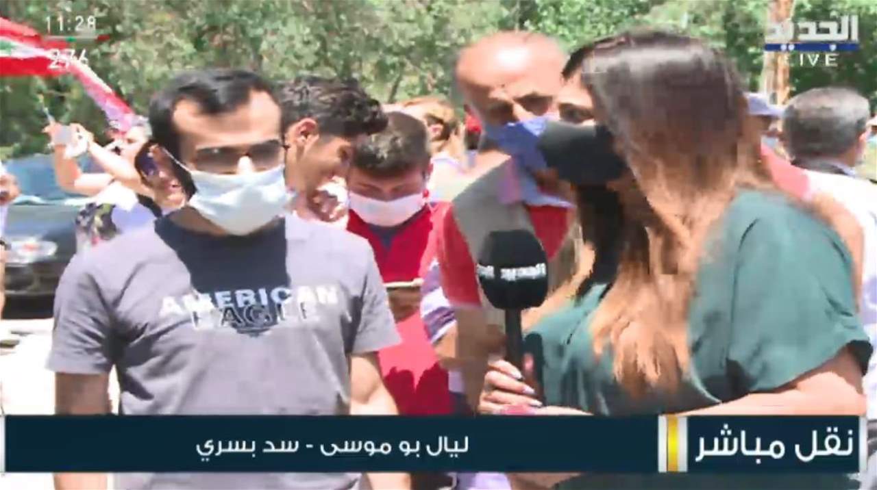 المحتجون في مرج بسري يقطعون الطريق ويؤكدون مواصلة تحركهم اعتراضاً على بناء سد بسري 