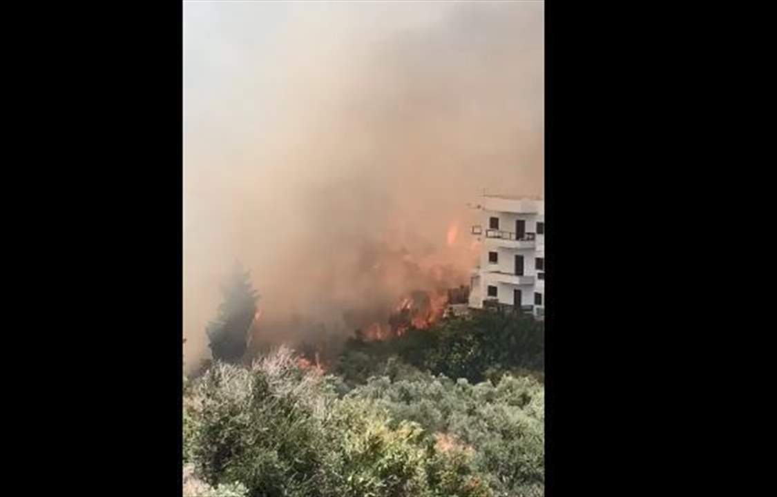 بالفيديو - حريق كبير في بلدة معركة الجنوبية والنيران تلامس المنازل السكنية...