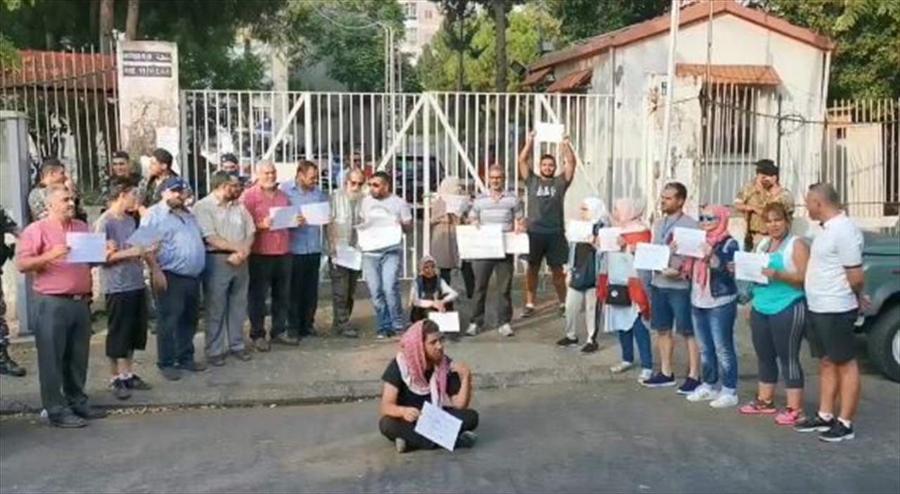 وقفة احتجاجية امام مركز اوجيرو في صيدا والمعتصمون يدعو لتطهير مؤسسات الدولة من الفساد...