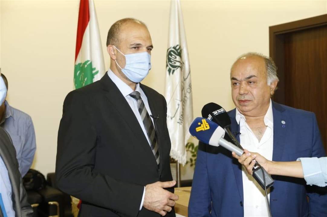 وزير الصحة تسلم هبة من الكمامات: تعاون بناء بين المجتمعين المقيم والمغترب لتقديم الخير للمجتمع