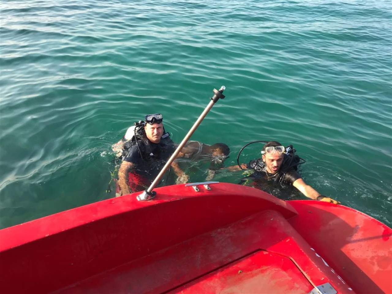 انتشال جثة غريق من بحر الجية