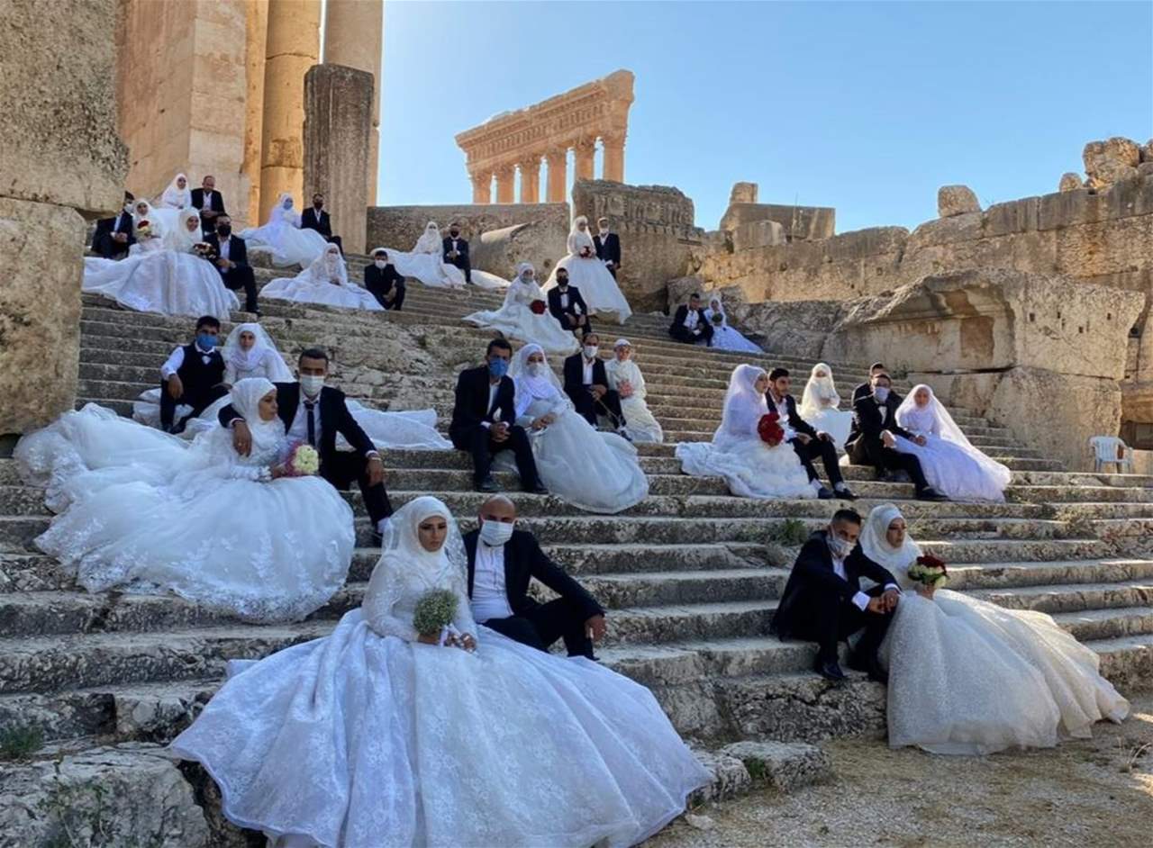 عرس جماعي لـ 44 عروساً وعريساً في قلعة بعلبك.. اقتصر على التقاط صورة تذكارية