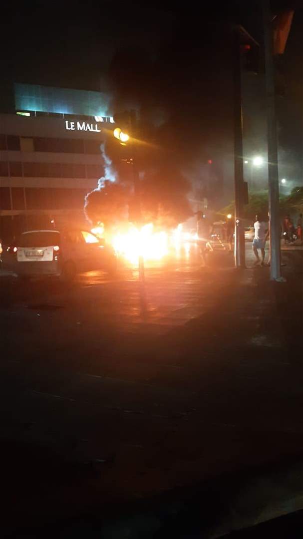 مراسل الجديد: محتجون يشعلون الإطارات وسط ساحة إيليا في صيدا احتجاجا على انقطاع الكهرباء والمياه عن المدينة وبسبب تردي الاوضاع الاقتصادية