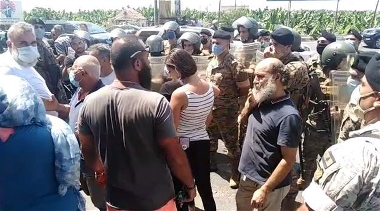 محتجون قطعوا طريق صور احتجاجا على أزمة البنزين والمازوت.. والجيش فتحها  
