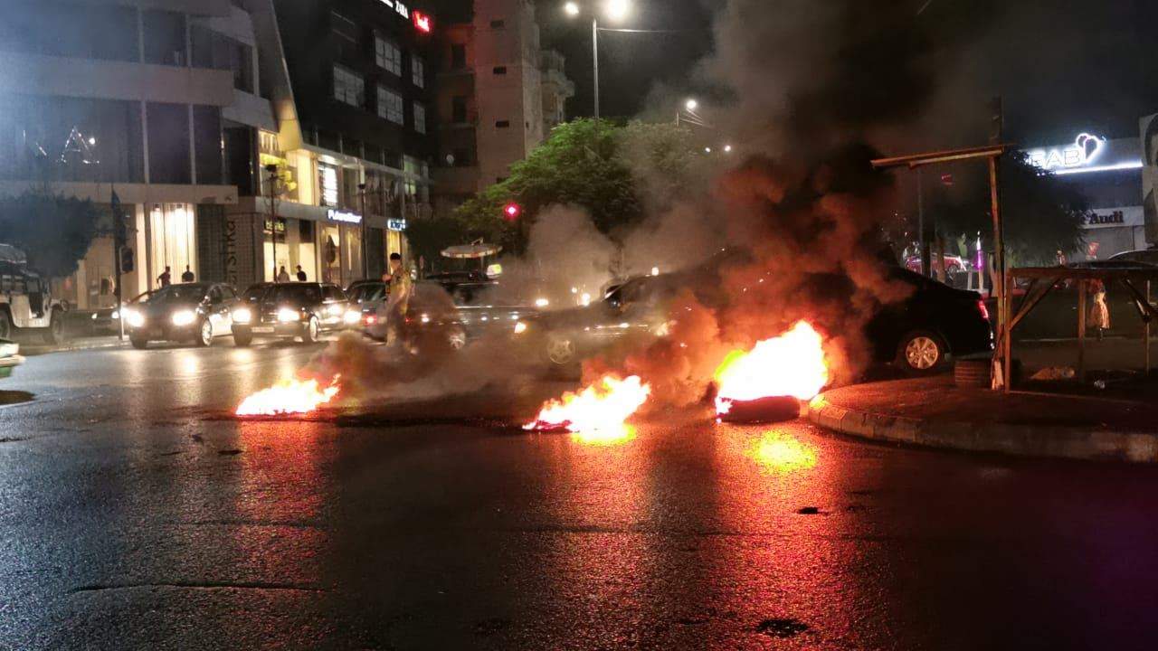 مراسل "الجديد": محتجون في ساحة إيليا في صيدا يشعلون الإطارات المطاطية وسط ساحة التقاطع احتجاجاً على تردي الأوضاع المعيشية وسط انتشار كثيف لعناصر الجيش 