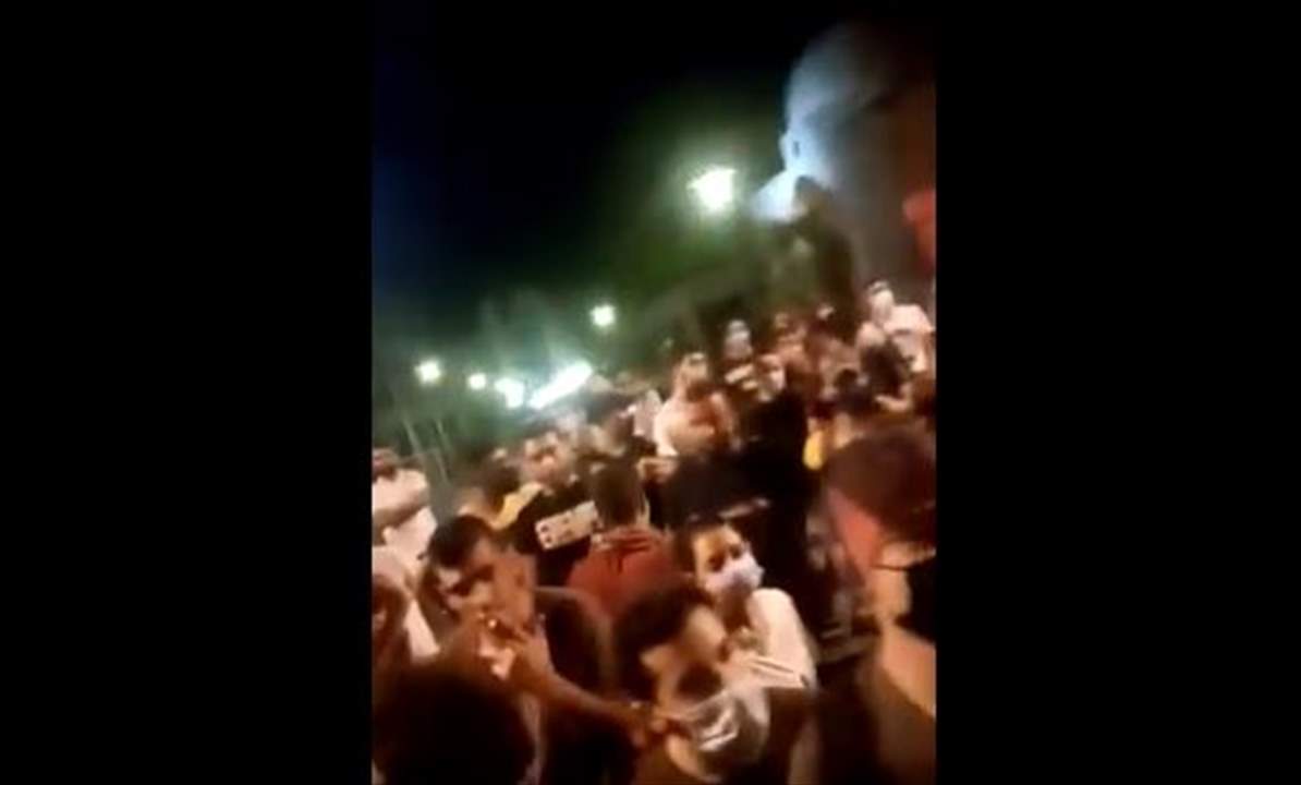  فيديو - محتجون يخرقون جدار مجلس النواب