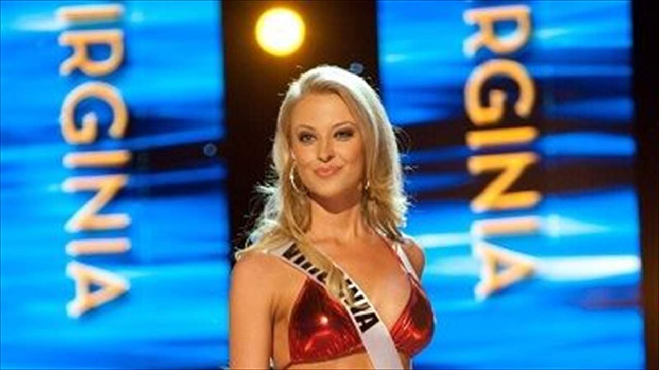 ملكة الجمال وبطلة المصارعة تعتدي على عشيقها بسلسلة حديدية