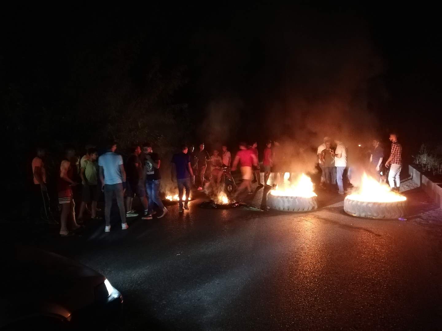 مراسل الجديد: قطع طرق في عكار تضامناً مع العشائر العربية في منطقة خلدة