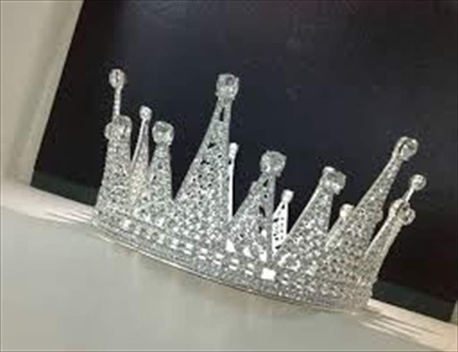 ملكة جمال لبنان تغنّي لوطنها بعد انفجار مرفأ بيروت .. القلة يعرفون عن موهبتها هذه!