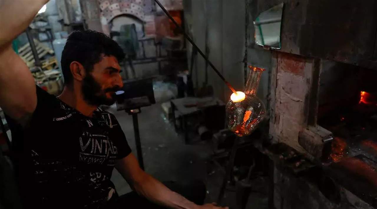 لبنانيون يحوّلون زجاج بيروت المحطّم جراء الانفجار إلى أباريق وأوعية