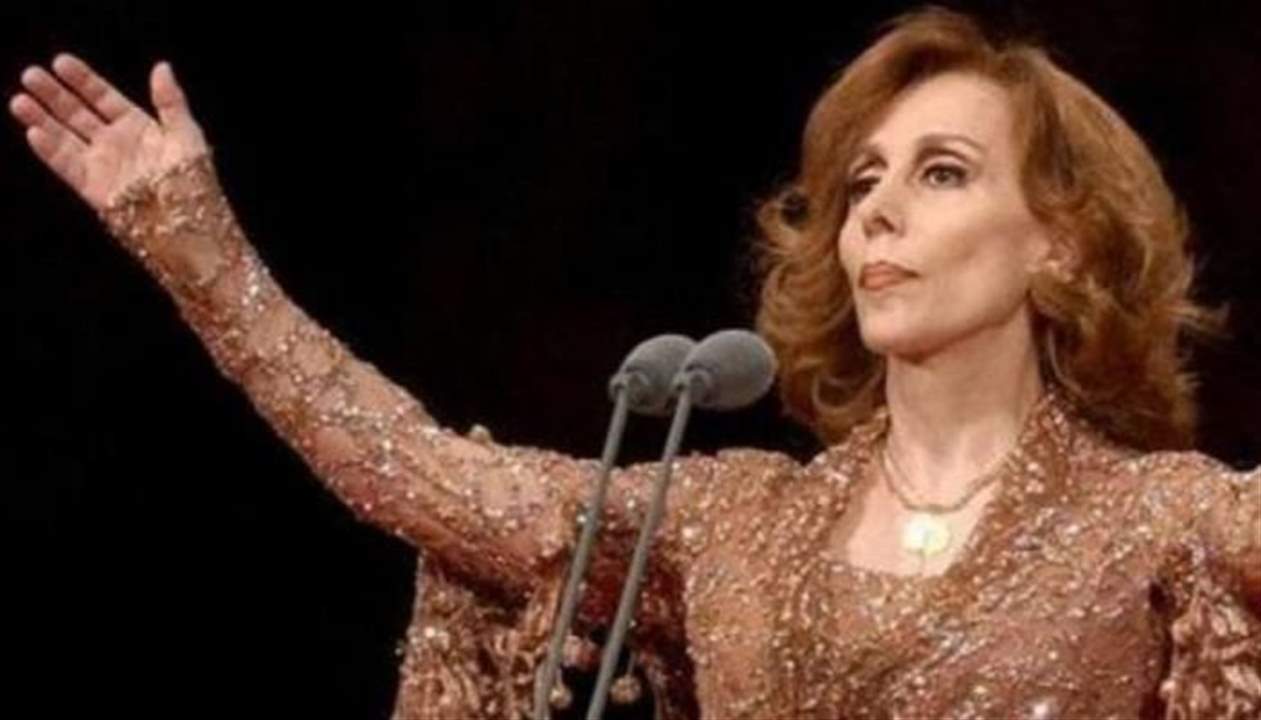 صورة جديدة من لقاء السيدة فيروز بالرئيس ماكرون