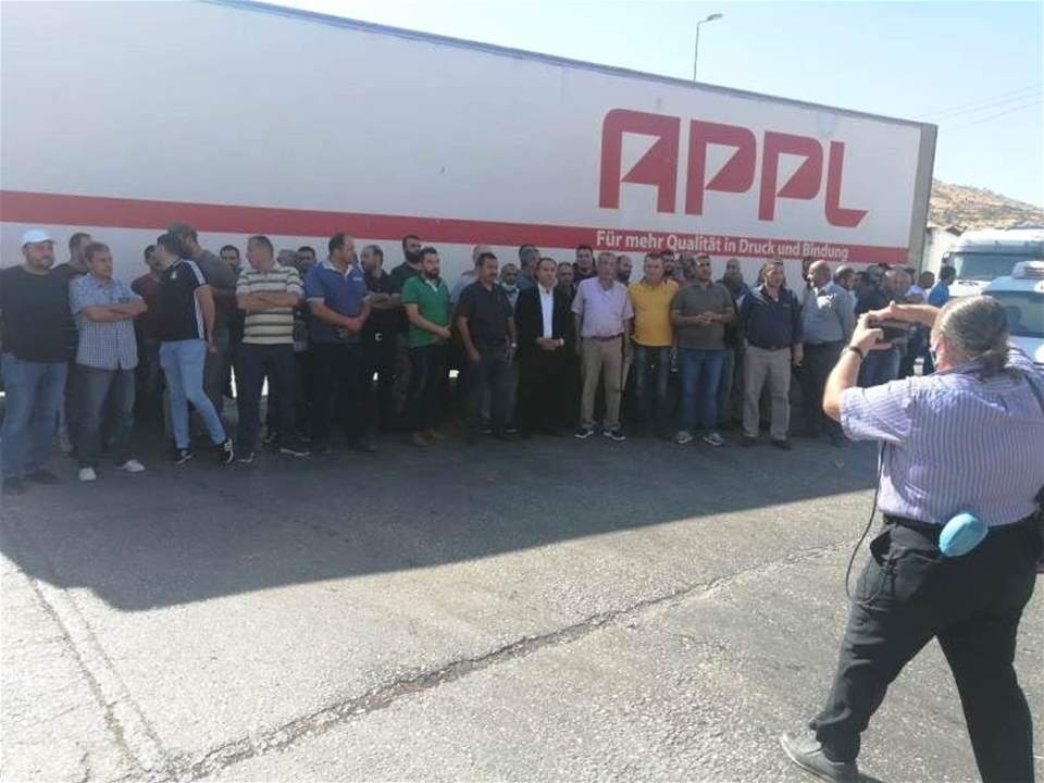 اعتصام لاصحاب الشاحنات عند معبر المصنع احتجاجا على فرض رسوم وضرائب مرتفعة