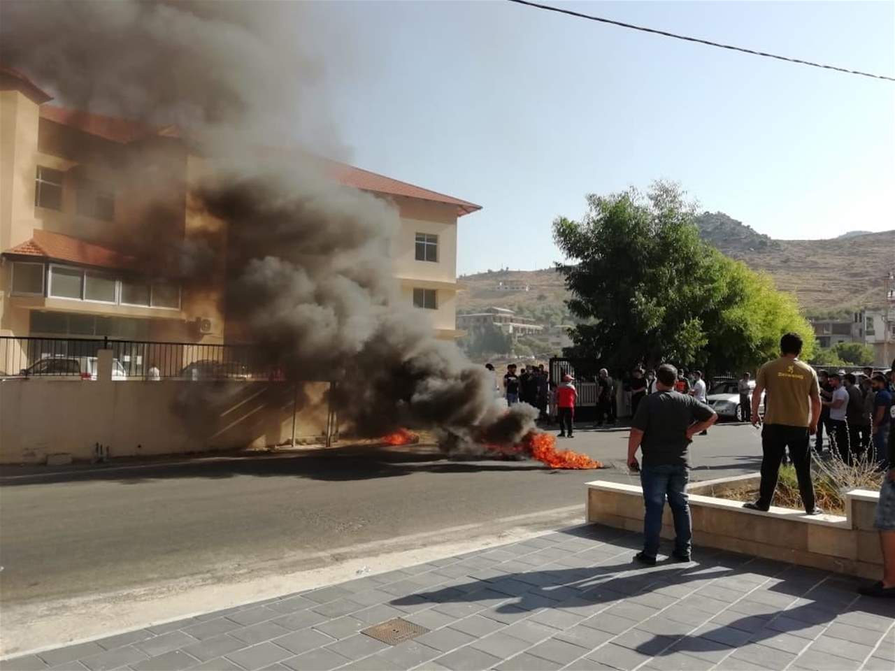 قطع طريق مشغرة جزين منعا لنقل محكومين من سجن روميه