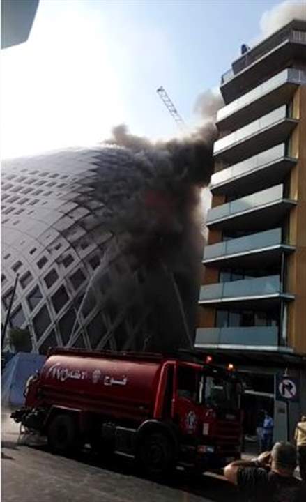 بالفيديو والصور - السنة النيران تتصاعد من مبنى زها حديد في وسط بيروت ...