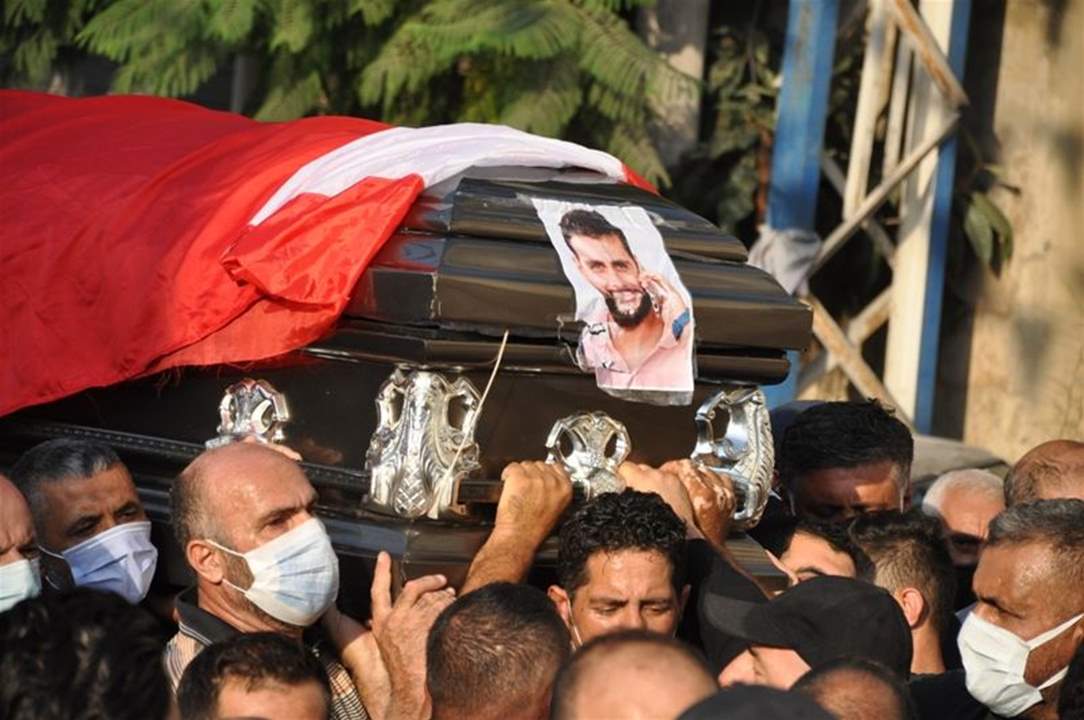 بالصور-  محمد عطوي الى مثواه الاخير ومطالبة بتحقيق جدي لمعاقبة الجناة...